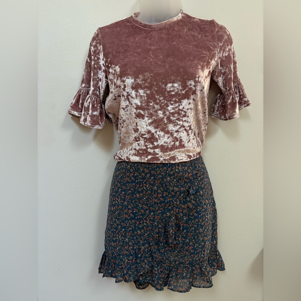 Blush velvet peplum sleeve top, size small - Picture 3 of 3